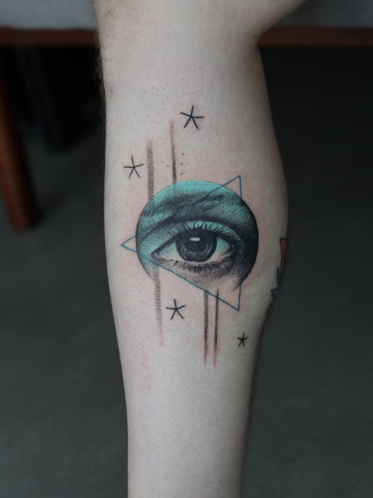 Eye tattoo with turquoise on leg